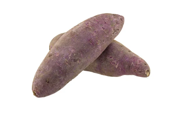 Beyaz arka planda izole edilmiş tatlı patatesler