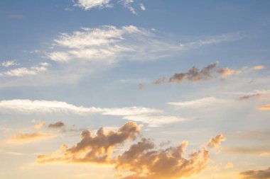 Dramatik bulut gökyüzü günbatımı ve gündoğumu.