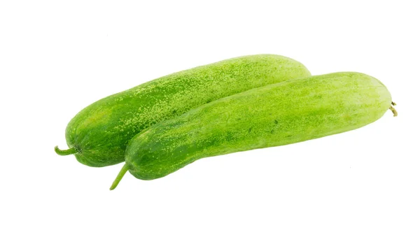 Groene komkommers geïsoleerd op witte achtergrond — Stockfoto