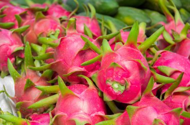 Tayland 'da market tezgahında ejderha meyvesi.