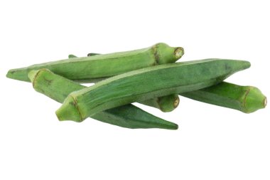 Beyaz bir arka plan üzerinde izole taze bamya
