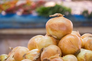 Pazarda taze soğan.