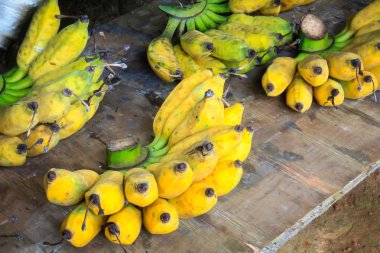 Eski ahşap pazarda muz.