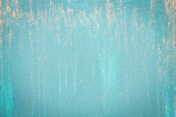 Açık mavi arka plan ve doku olarak duvarda damla ile beton