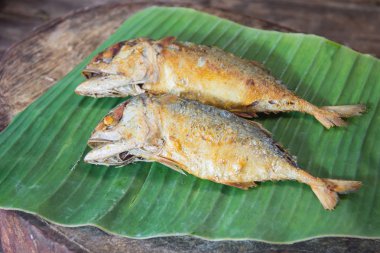 Kızarmış Balık muz yaprak görüntüde