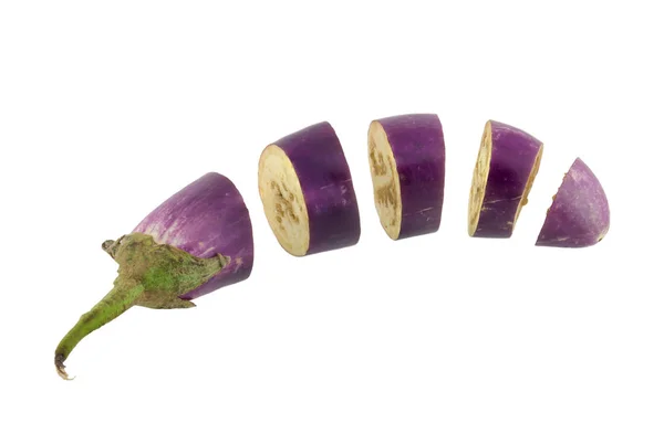 Gesneden aubergine geïsoleerd op witte achtergrond — Stockfoto