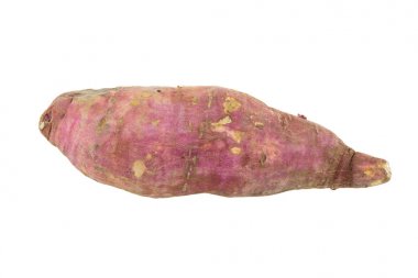 Beyaz arka planda izole edilmiş tatlı patatesler