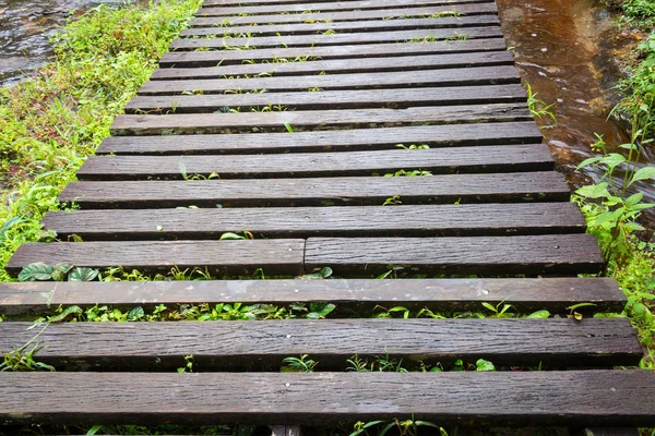 Puente de madera en el bosque — Foto de Stock
