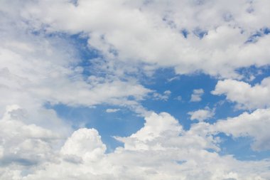 Bulutlara yakın mavi gökyüzü