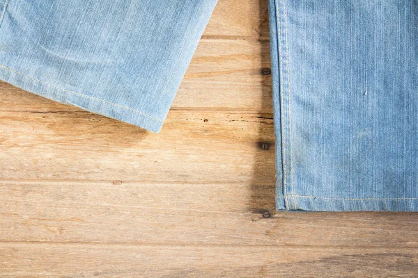 Jeans empilés sur un fond en bois — Photo
