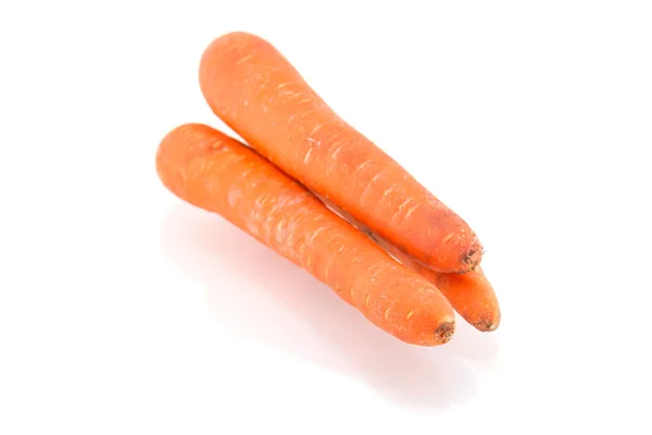 Гнилая морковь на белом фоне — стоковое фото