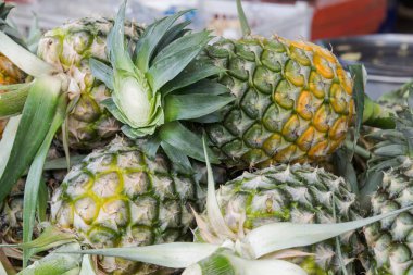 Ananas piyasada yığını