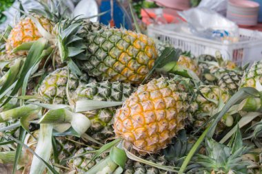 Ananas piyasada yığını