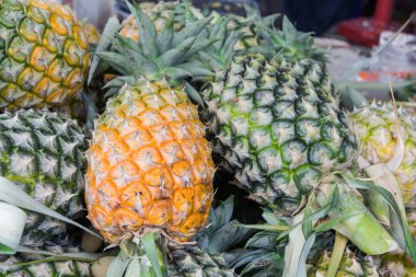 Ananas piyasada yığını