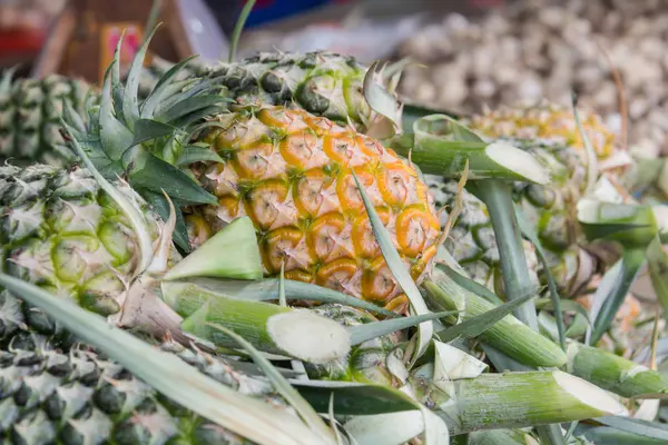 Ananas piyasada yığını