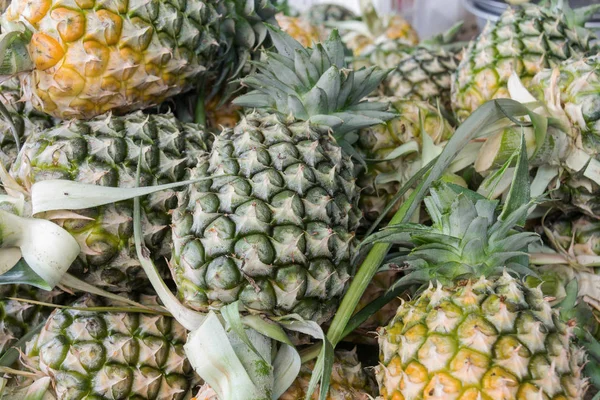 Ananas piyasada yığını