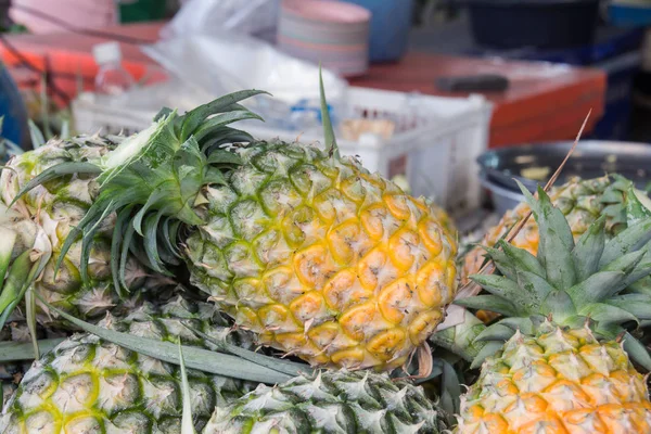 Ananas piyasada yığını