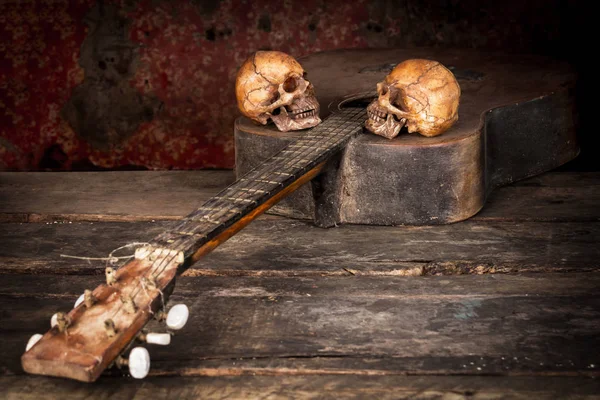 Natureza morta com crânio humano no fundo da guitarra — Fotografia de Stock