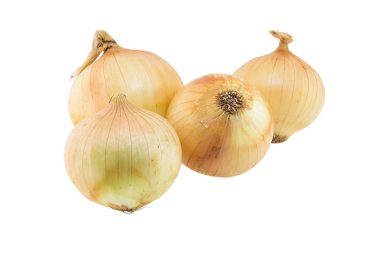 Beyaz arkaplanda soğan izole edildi