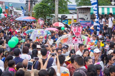  Phitakhon festival Phitakhon maskeleri ve dans Festivali göster