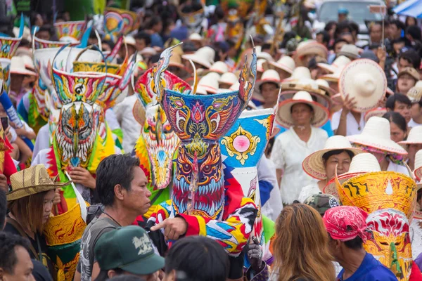 Phitakhon festival Phitakhon maskers en dansen op de tonen van festival — Stockfoto