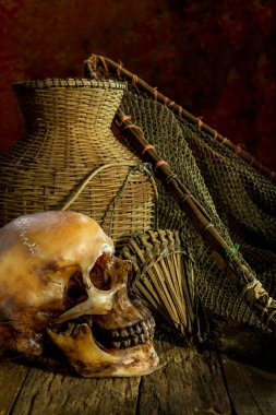 kafatası ve net ahşap ile natürmort