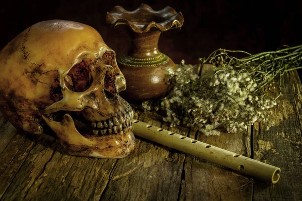 Bir kafatası ve flüt, vazo, çiçek, ahşap ile natürmort