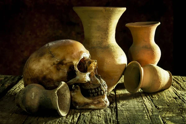 Bir kafatası ve vazo, toprak ile natürmort