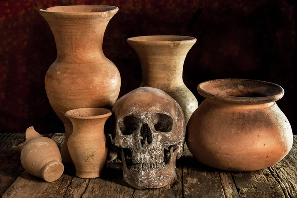 Bir kafatası ve vazo, toprak ile natürmort