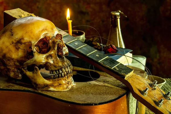 Natürmort gitar arka plan üzerinde insan kafatası ile