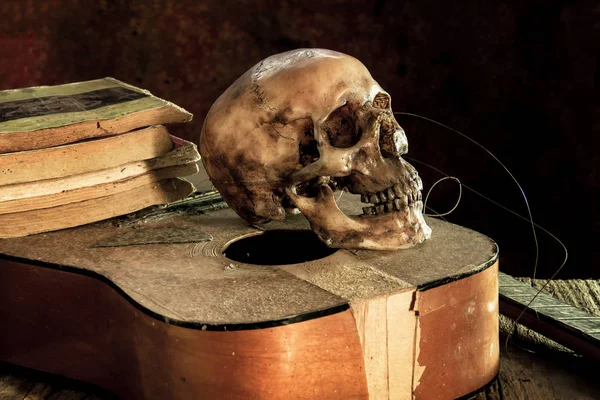 Natürmort gitar arka plan üzerinde insan kafatası ile