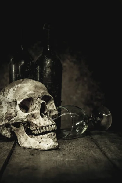 Ahşap arka plan üzerinde insan kafatası ile natürmort