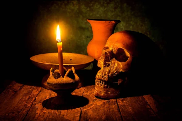 Calavera y vela con candelero sobre fondo de madera , —  Fotos de Stock