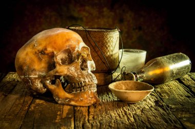 Bir kafatası ve bardak, cam, şişe, kratib pirinç üzerine ahşap ile natürmort