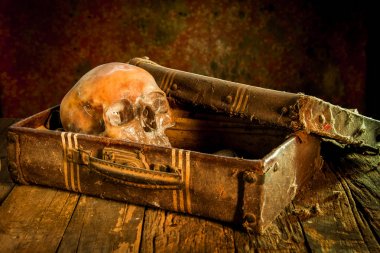 Natürmort giyen güneş gözlüğü ve çalar saat, vasevase, cam, seramik, kalem, eski kitap, bir kafatası ile kuru gül ahşap üzerinde