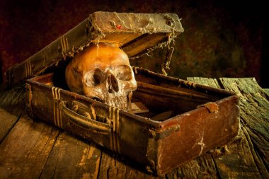 Eski hazine sandığı ve altın ile bir insan kafatası ile natürmort, 