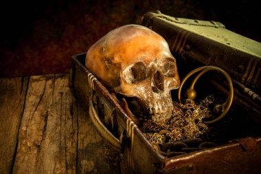 Eski hazine sandığı ve altın ile bir insan kafatası ile natürmort, 