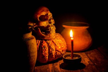 Kafatası ve mum şamdan ahşap arka plan, Natürmort ile