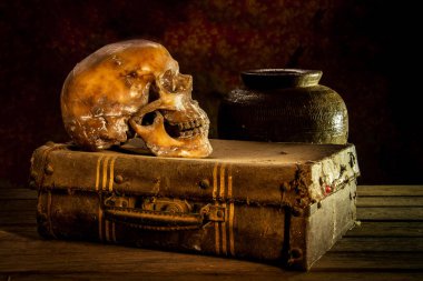 Eski hazine sandığı ve altın, elmas ve mücevher ile bir insan kafatası ile natürmort