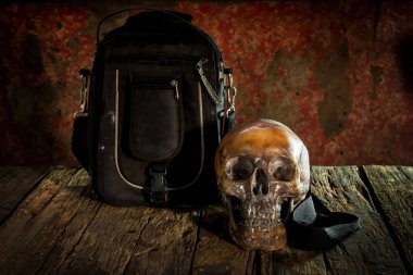 Ahşap ve deri Çantalar, Natürmort kavramı üzerinde insan kafatası .