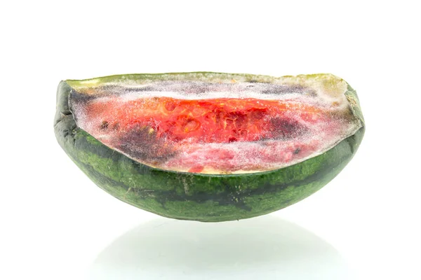 Beyaz bir arka plan üzerinde izole çürük karpuz