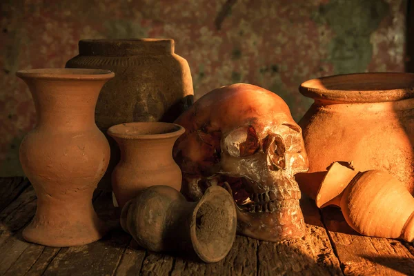 Bir kafatası ve vazo, toprak ile natürmort