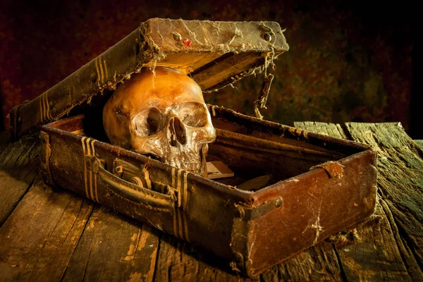 오래 된 보물 상자와 골드 인간의 두개골과 정, — 스톡 사진
