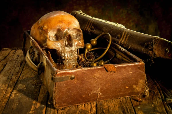 Eski hazine sandığı ve altın ile bir insan kafatası ile natürmort, 