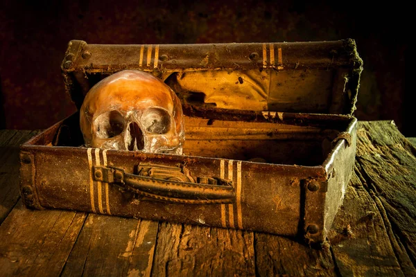 Vida morta com um crânio humano com baú de tesouro velho e ouro , — Fotografia de Stock