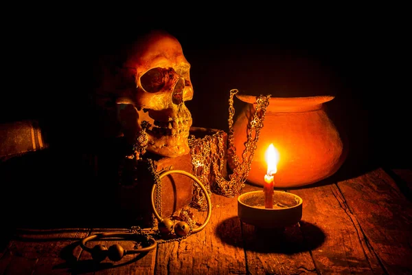 头骨和用木制背景，静物烛台蜡烛 — 图库照片