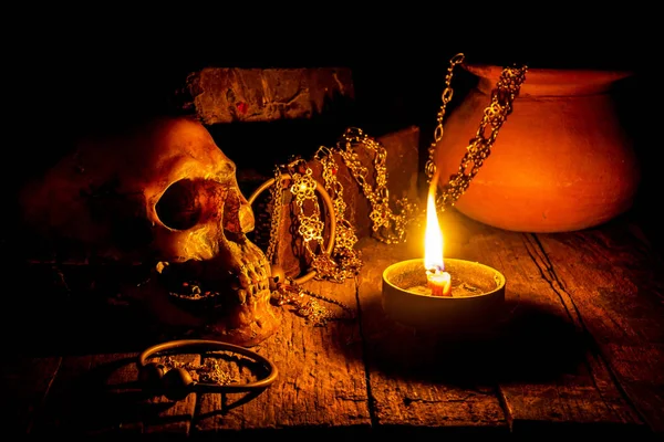 Kafatası ve mum şamdan ahşap arka plan, Natürmort ile