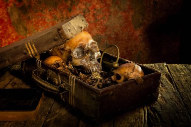 Eski hazine sandığı ve altın, elmas ve mücevher ile bir insan kafatası ile natürmort