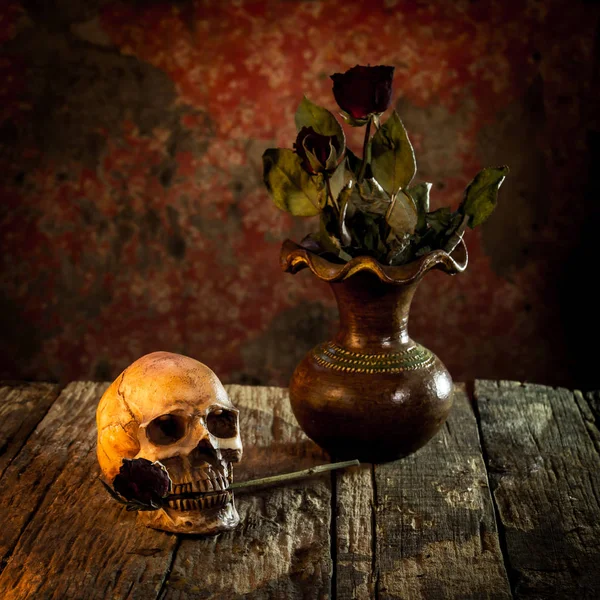 Bir kafatası ve vazo, toprak ile natürmort