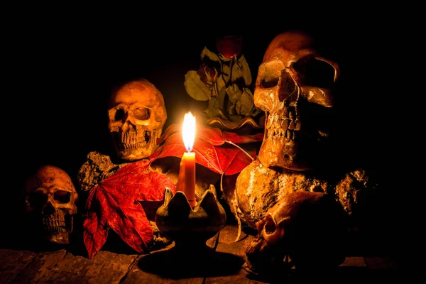 头骨和用木制背景，静物概念上的烛台蜡烛 — 图库照片